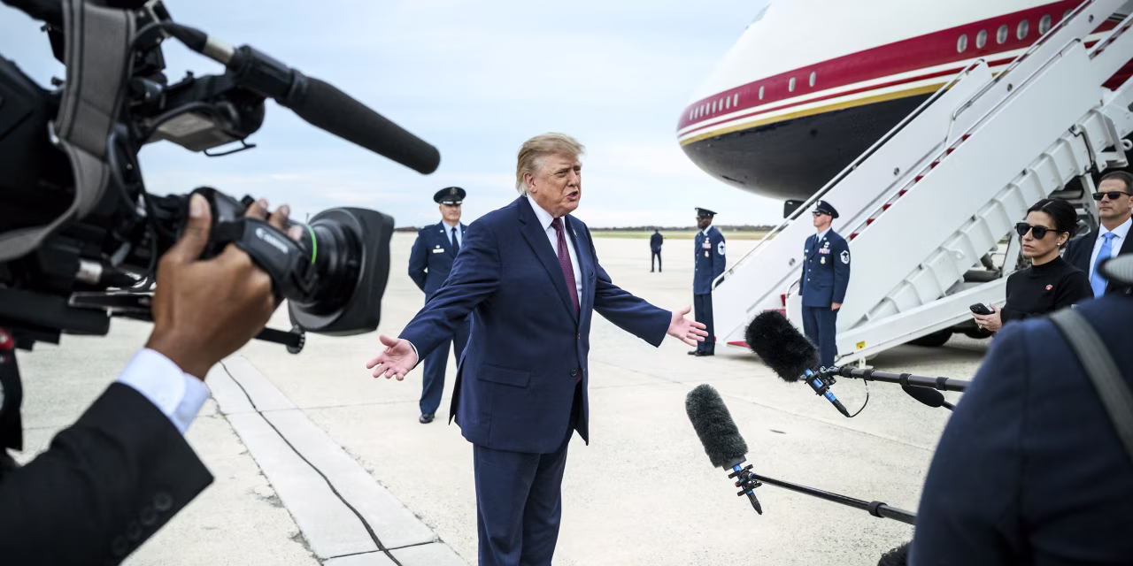 Donald Trump tient un meeting à Daytona Beach pour les mi-mandats